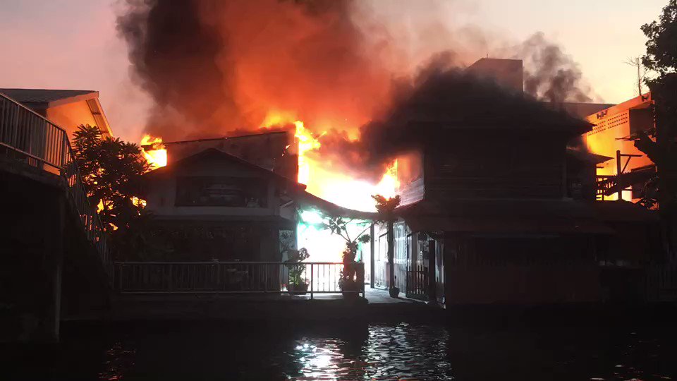 18:39 A fire engulfs people's houses. Inside Soi Petchkasem 19, Petchkasem Road, Phasi Charoen District, the fire is burning. Officers are in the process of using water to extinguish (cr. Thepnimit Opphon