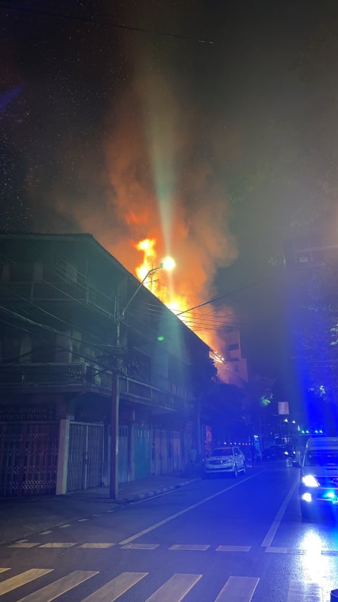 Fire, oxygen store, Talad Noi, next to the main road, Soi Charoenkrung 22, opposite 7-11 Talad Noi @js100radio