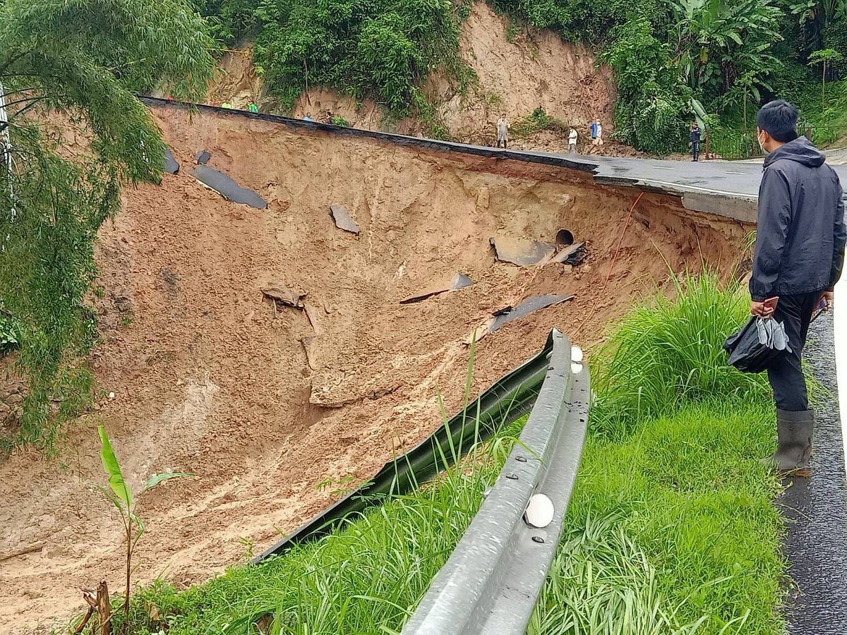 Heavy rain led to landslides in the Kathu District of Phuket, a district where Patong Beach is located, around 3 pm.  No one was injured and the road to the beach is now closed.