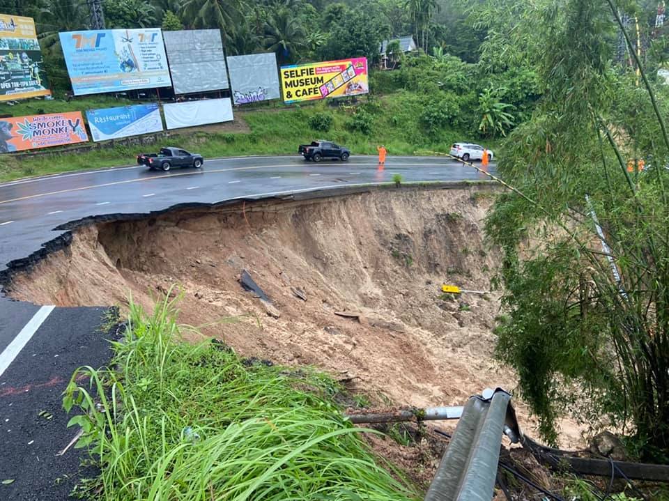 Heavy rain led to landslides in the Kathu District of Phuket, a district where Patong Beach is located, around 3 pm.  No one was injured and the road to the beach is now closed. 