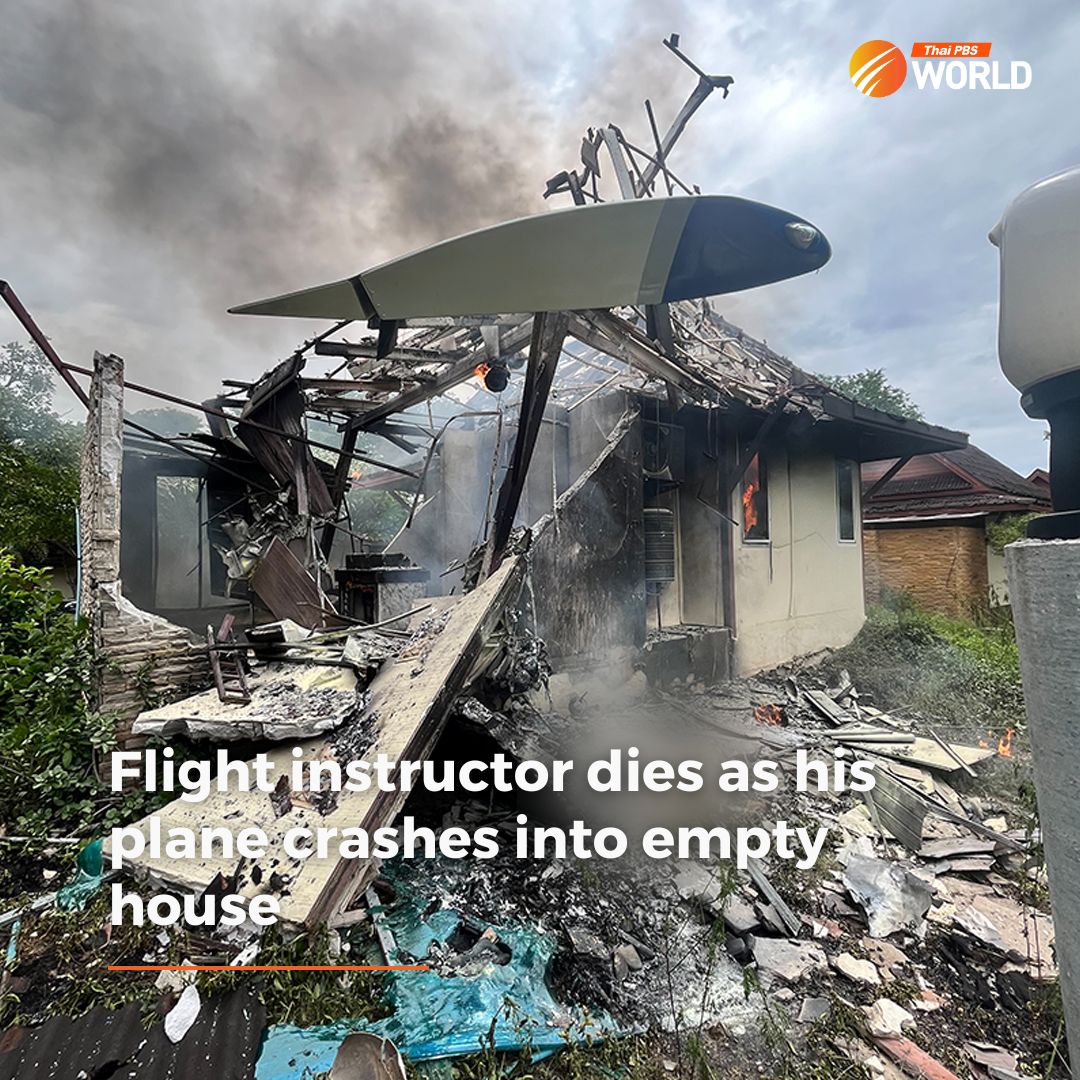 A single-seat aircraft crashed into an empty house in a golf resort in Samut Sakhon’s Muang district this morning. The pilot died in the accident and the house caught fire