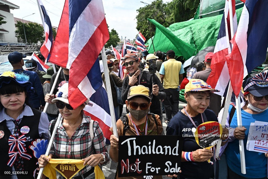 אלפי מפגינים נגד הממשלה התאספו ביום שבת בבנגקוק בדרישה מראש הממשלה פאטונגטארן שינאוואטרה להתפטר לאחר ששיחת טלפון דיפלומטית שדלפה, שנועדה להרגיע סכסוך בגבול עם קמבודיה, עוררה זעם ציבורי על מנהיגותה.