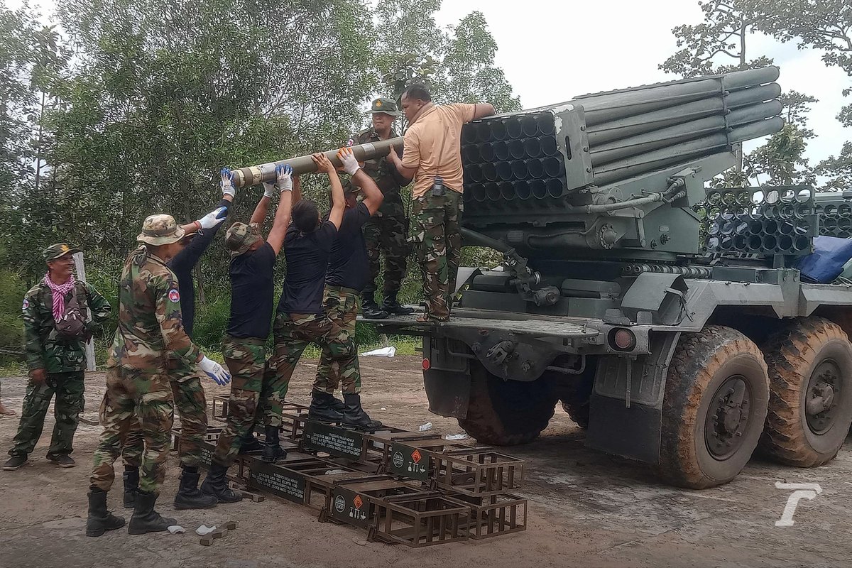AFP released images of Cambodian soldiers preparing weapons and equipment for use in the fight against Thailand. Since this morning (July 24), Cambodia has opened fire on Thailand with rockets and artillery, resulting in many civilian injuries and deaths.