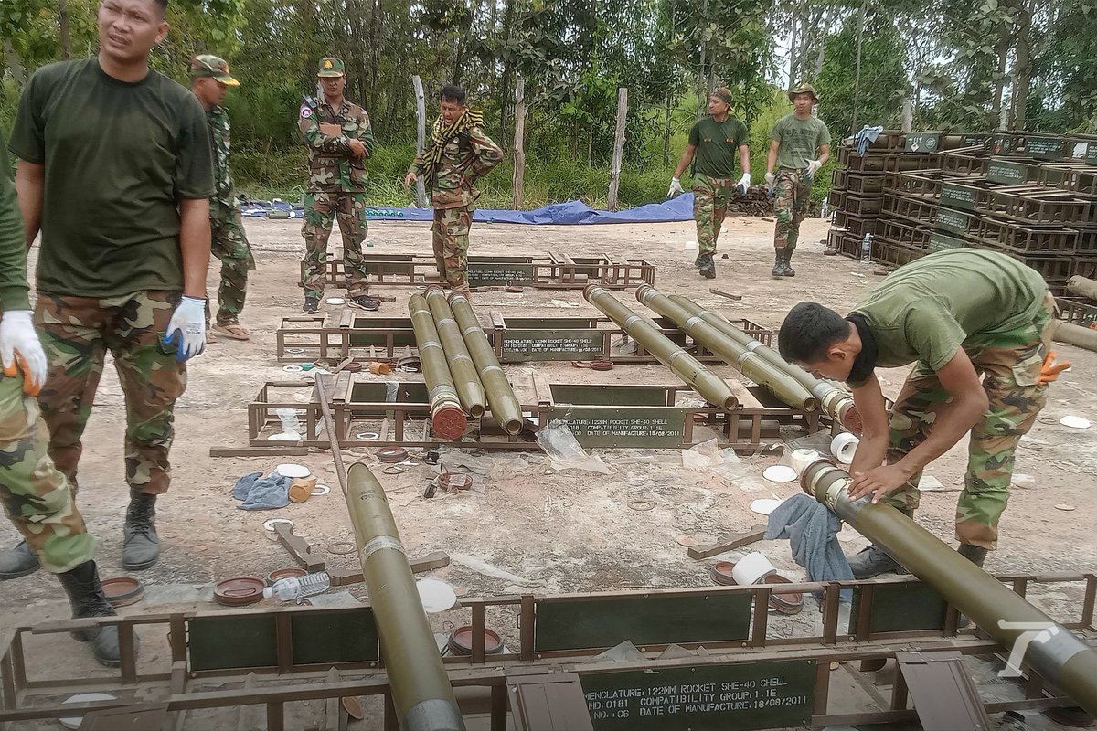 AFP released images of Cambodian soldiers preparing weapons and equipment for use in the fight against Thailand. Since this morning (July 24), Cambodia has opened fire on Thailand with rockets and artillery, resulting in many civilian injuries and deaths.