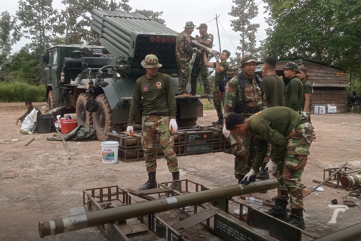 AFP released images of Cambodian soldiers preparing weapons and equipment for use in the fight against Thailand. Since this morning (July 24), Cambodia has opened fire on Thailand with rockets and artillery, resulting in many civilian injuries and deaths.