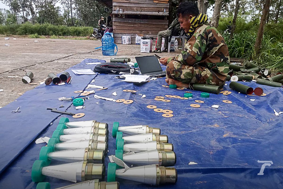 AFP released images of Cambodian soldiers preparing weapons and equipment for use in the fight against Thailand. Since this morning (July 24), Cambodia has opened fire on Thailand with rockets and artillery, resulting in many civilian injuries and deaths.