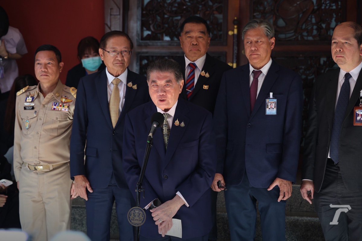 Aun insists. Not declaring a state of war, but will not allow anyone to violate Thai sovereignty. Mr. Phumtham Vejjayachai, Deputy Prime Minister and Minister of Interior, as acting prime minister, announced after a special meeting of the National Security Council (NSC).nFollowing the clash between Thailand and Cambodia, he confirmed that Cambodia was the first to initiate the clash after using heavy weapons to shoot into the Thai area, resulting in 11 deaths, 10 civilians and 1 soldier, and 28 injuries, 24 civilians and 4 soldiers.nHe also ordered the evacuation of people in 4 border provinces, Ubon Ratchathani, Sisaket, Buriram, and Surin, to leave the border within a radius of no less than 50 kilometers for their safety