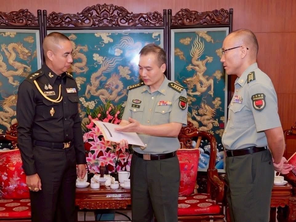 Thai Military Attache meets with Chinese Army. Chinese side sends message to Thai people, stating that since the Thai-Cambodian border situation, China has never provided any military equipment to Cambodia