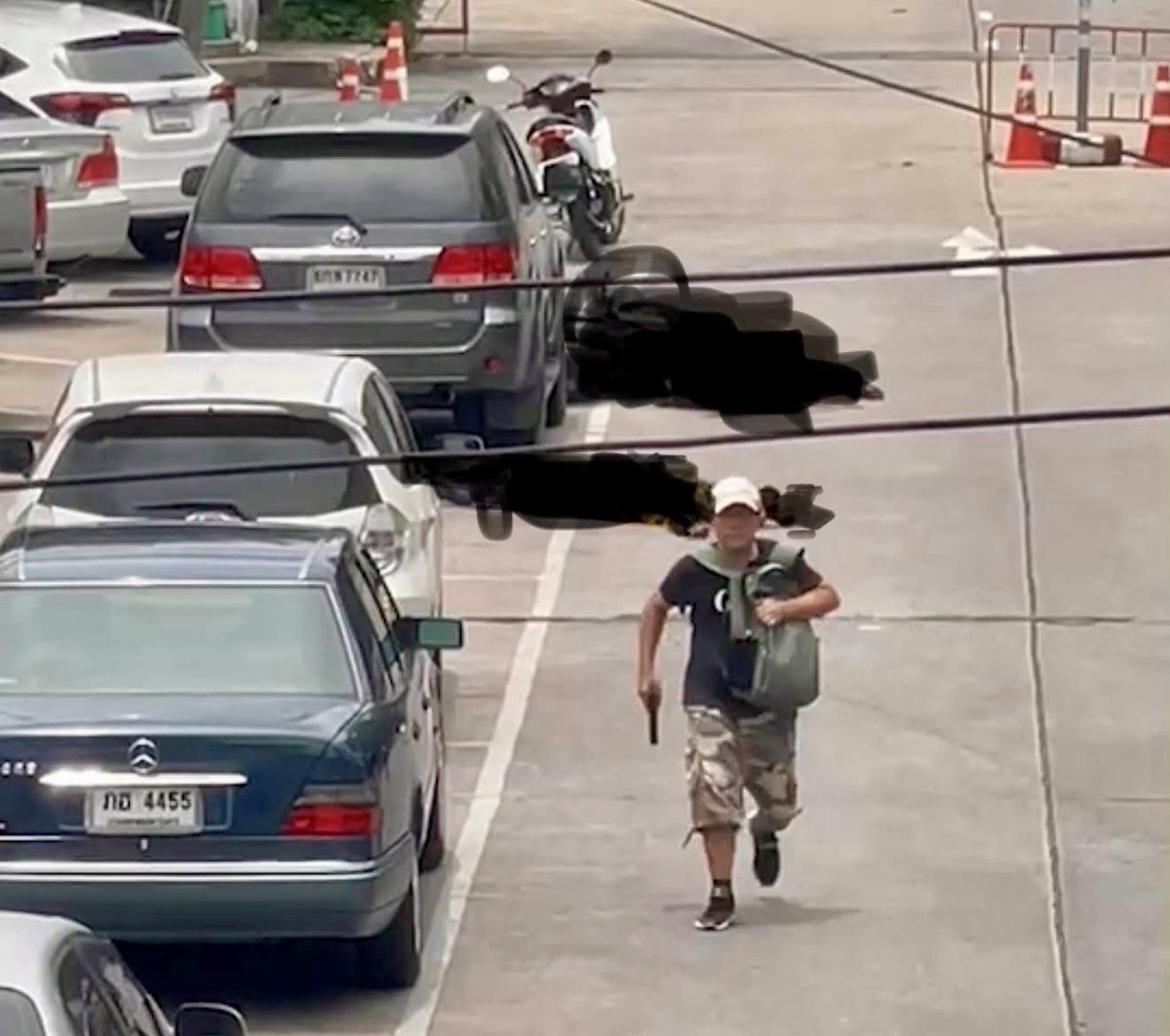 A suspect involved in a shooting at Or Tor Kor Market in Bangkok’s Chatuchak district killed four individuals before turning the gun on himself. The victims were one market vendor and three security personnel. Authorities are currently investigating the suspect’s motive