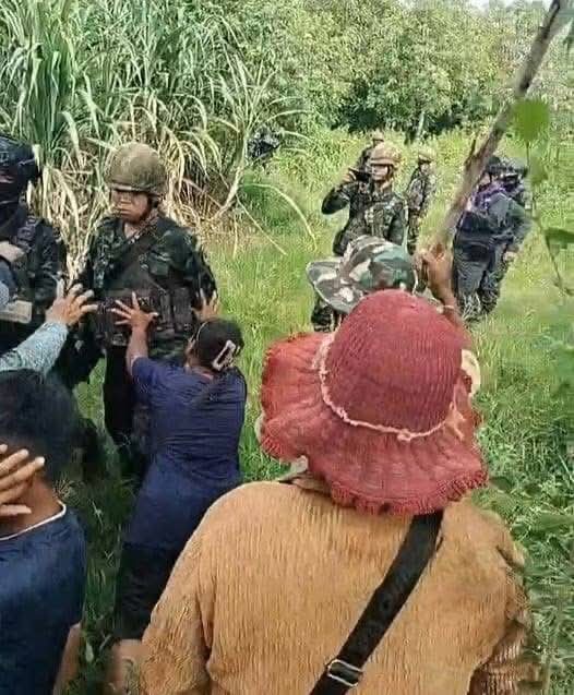 Cambodian villagers mobilized in protest near the border at Baan Nong Jan, Sa Kaeo Province, on Thursday morning after Thai authorities posted signs ordering Cambodian villagers who had encroached on the border to leave the area. Thai authorities deployed reinforcements