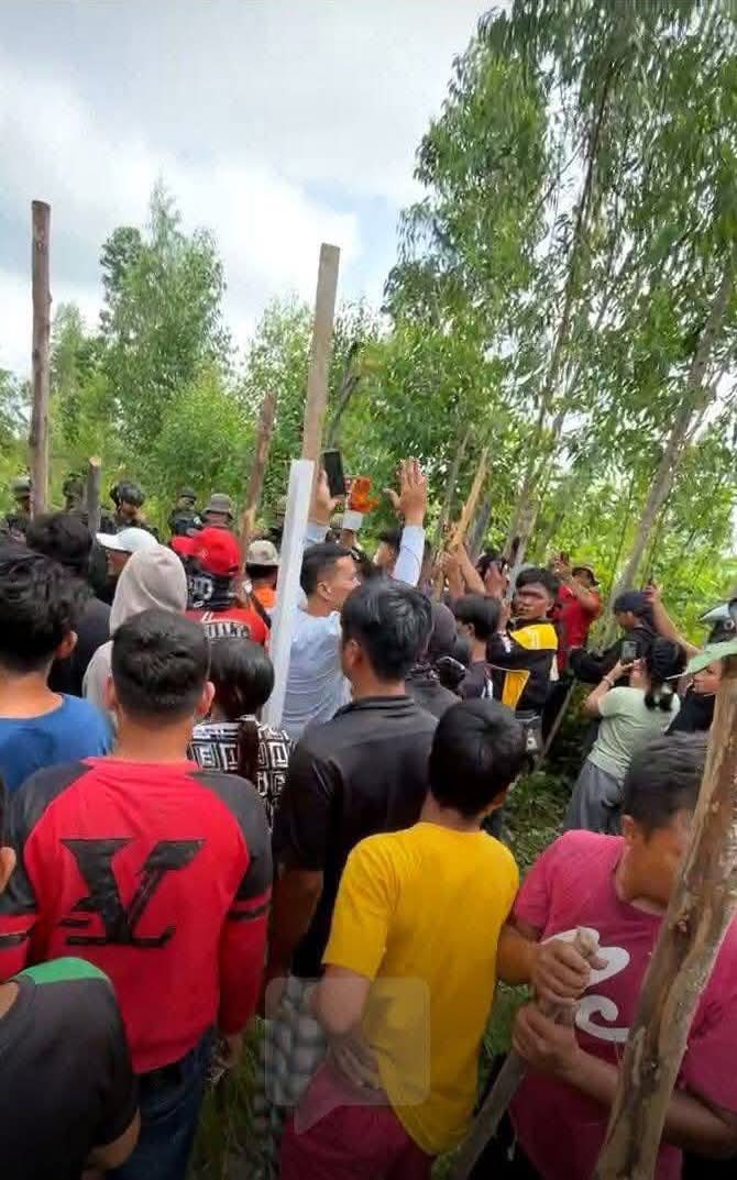 Cambodian villagers mobilized in protest near the border at Baan Nong Jan, Sa Kaeo Province, on Thursday morning after Thai authorities posted signs ordering Cambodian villagers who had encroached on the border to leave the area. Thai authorities deployed reinforcements