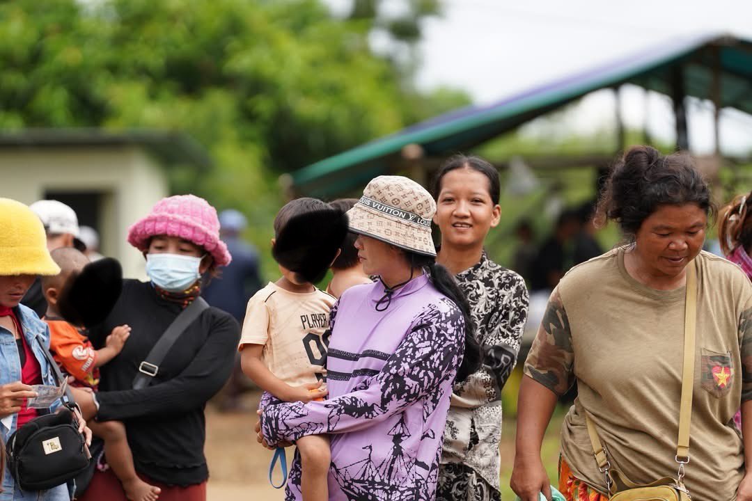 Cambodian protesters have gathered again today near Ban Nong Ya Kaeo Village in Khok Sung District, Sa Kaeo Province, amid the ongoing border dispute. Children are still being brought to the protest, despite the need to protect them from potential risks and prevent their