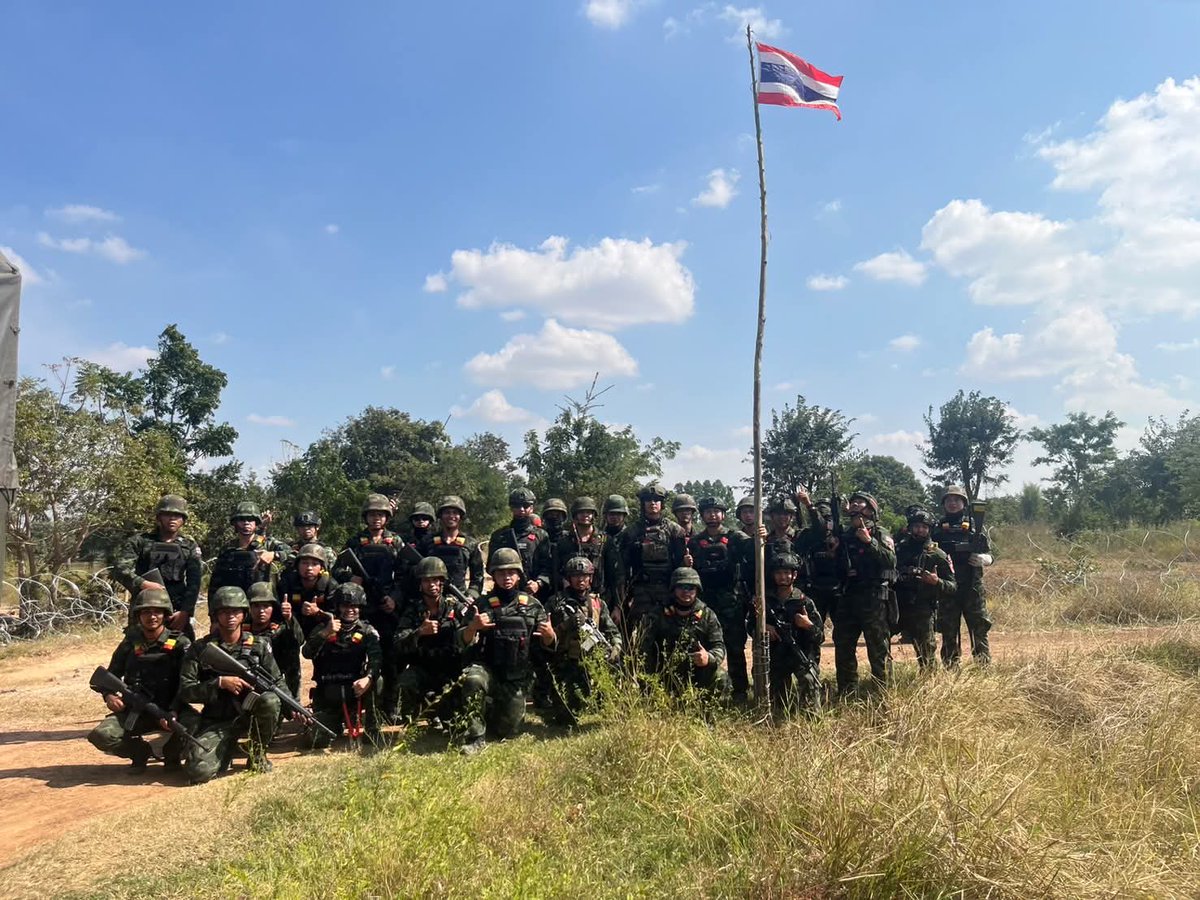 Thailand's First Army Region Operations Center reported that on December 9 at 4:00 PM, the 11th Special Task Force successfully regained partial control of areas around Ban Khlong Phaeng in Ta Phraya District, Sa Kaeo Province. Barbed wire defenses have been established along the controlled perimeter. Thai forces raised the national flag on sovereign Thai territory that had been occupied by Cambodia, successfully reclaiming the land