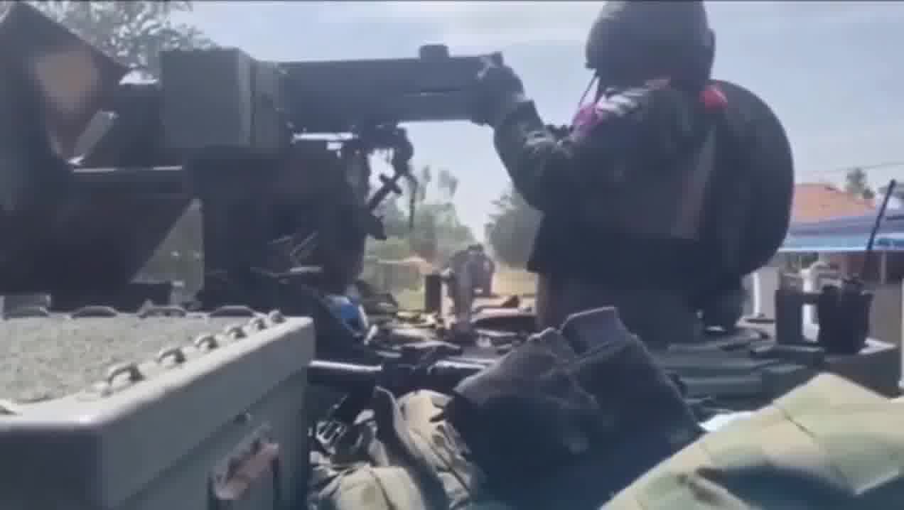 Thai troops take control of Bueng Takuan checkpoint, opposite the Ban Ta Phaya trade relaxation point in Sa Kaeo province – This morning, infantry and M1126 Stryker vehicles advanced amid fierce fighting with Cambodian forces. Cambodian troops reportedly used local homes as positions. By midday, Thai forces secured the area, raised the national flag, and set up defensive lines