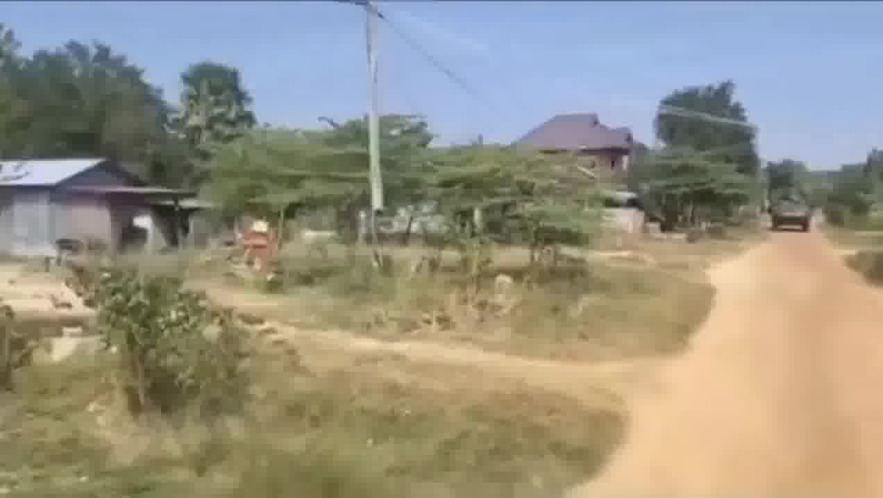Thai troops take control of Bueng Takuan checkpoint, opposite the Ban Ta Phaya trade relaxation point in Sa Kaeo province – This morning, infantry and M1126 Stryker vehicles advanced amid fierce fighting with Cambodian forces. Cambodian troops reportedly used local homes as positions. By midday, Thai forces secured the area, raised the national flag, and set up defensive lines