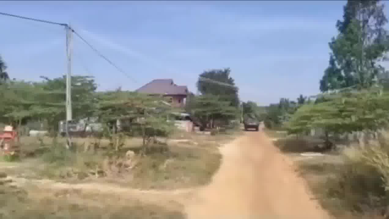 Thai troops take control of Bueng Takuan checkpoint, opposite the Ban Ta Phaya trade relaxation point in Sa Kaeo province – This morning, infantry and M1126 Stryker vehicles advanced amid fierce fighting with Cambodian forces. Cambodian troops reportedly used local homes as positions. By midday, Thai forces secured the area, raised the national flag, and set up defensive lines